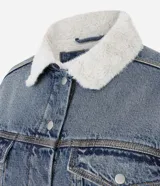 Campera trucker de jean azul con cuello de corderito blanco, cierre frontal con botones metálicos, bolsillos frontales con solapa y puños abotonados.