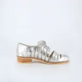 Zapato Oxford negro con cordones, capellada de cuero con textura croco y cortes calados. Taco bajo foliado y suela de goma antideslizante.