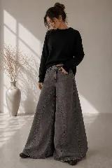 Pantalón de jean tiro alto con diseño wide leg, color morado con efecto acid wash.