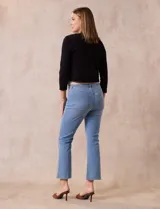 Cardigan tejido en hilado fino color blanco, marca Cable & Gauge. Abertura central con broche interno y terminación ondulada.