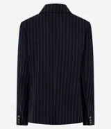 Blazer de sastrería estructurado color azul marino con estampado de rayas verticales blancas (risca de tiza). Presenta solapa clásica, cierre frontal con dos botones, bolsillos laterales con solapa y forro interno.