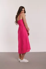 Vestido midi fucsia de breteles finos y corte evasé.