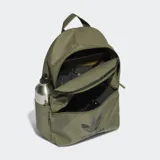 Mochila Adidas Adicolor color verde militar con logo negro estampado en el frente. Cuenta con un compartimento principal amplio, bolsillos frontales y laterales con cierre, bolsillo interior sin cierre y correas acolchadas ajustables.