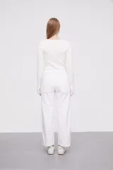 Pantalon jean de corte recto y calce medio, con costuras a la vista y cierre frontal con botón y cremallera.