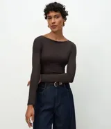 Body de manga larga con escote bote, confeccionado en tejido de poliamida y elastano, con cierre en el entrepiernas y ajuste al cuerpo.