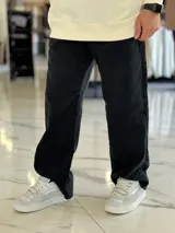 Pantalón de jean gris con lavado ácido, corte holgado de estilo oversize y diseño recto.