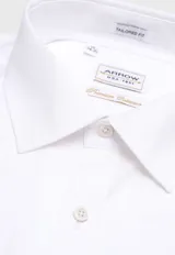 Camisa blanca de corte clásico confeccionada en tejido de algodón premium.