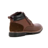 Bota casual de hombre en color marrón, con diseño acordonado y cierre lateral. Presenta detalles en cuero negro en la parte superior del tobillo y refuerzo de gamuza en el talón, con suela de goma antideslizante.