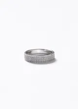 Anillo de plata 925 con diseño de banda ancha, cubierto en su frente por tres filas de circonias brillantes.