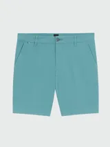 Shorts tipo chino de color turquesa, con corte entallado, cierre frontal de botón y cremallera, y trabillas para cinturón. Marca Boss, modelo H-Slice.