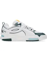 Championes urbanos Under Armour modelo UA HB Lo, de diseño inspirado en el básquet, color blanco con detalles en verde oscuro y acentos en celeste y amarillo. Confeccionados en piel sintética en la parte superior, con entresuela de EVA y suela de goma.