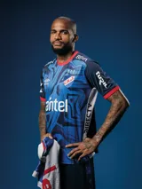 Camiseta de arquero Umbro del Club Nacional de Football, temporada 2025. Diseño en tonos de azul con un estampado gráfico abstracto en el frente, cuello redondo y detalles en rojo en el cuello y los puños de las mangas. Incluye los logos de los sponsors y el escudo del club.