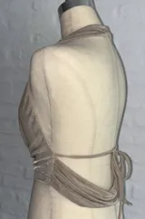 Conjunto de dos piezas color beige, compuesto por un top halter con escote drapeado y una falda larga de corte recto y tiro alto.