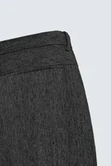Pantalón de corte carrot fit confeccionado en tejido con mezcla de viscosa. Presenta bolsillos frontales, bolsillos traseros de vivo y cierre frontal con cremallera y botones.