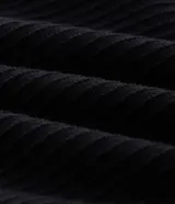Pantalón de corte recto con textura de líneas verticales, confeccionado en algodón. Presenta cintura estructurada con presillas, cierre tradicional con botón y bolsillos funcionales.