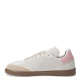 Championes urbanos de diseño bajo, con cuerpo en tono beige claro, puntera reforzada en gamuza color arena, suela de goma marrón y detalle de talón en color rosado.
