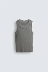 Camiseta sin mangas (tank top) de corte ajustado (slim fit) en tejido de punto acanalado (rib), color gris jaspeado. Presenta un cuello redondo con un efecto de doble capa o solapado.