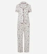 Pijama de dos piezas estilo americano, confeccionada en viscolycra. La blusa presenta cuello solapa, cierre frontal con botones y manga corta. El pantalón cuenta con cintura elástica y cordón ajustable. Ambas prendas poseen un estampado de mini íconos en tonos oscuros sobre base clara.