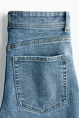 Jean tobillero de cinco bolsillos en denim de mezcla de algodón y viscosa con leve stretch. Piernas amplias, corte estándar de cintura a cadera y corte holgado de muslo a bajo, con cintura de tiro alto, cierre y botón.