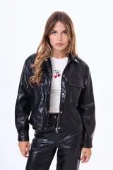 Campera de cuero sintético color negro, con cuello camisero, cierre frontal con cremallera y botones a presión, y bolsillos frontales con solapa.