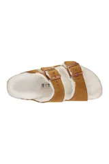 Sandalias Birkenstock Arizona con forro de piel de oveja, color marrón claro, con dos correas ajustables con hebillas metálicas.