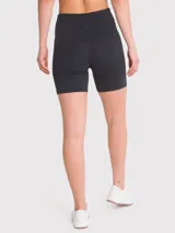 Calza biker negra de tiro alto, con pretina en V y bandas de silicona en el interior para mayor sujeción.