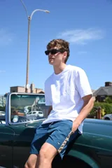 Short de baño color bordó con cintura elastizada y cordón ajustable.