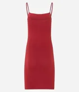 Vestido corto color rosado, de escote recto, con breteles finos y confeccionado en algodón con elastano.