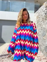 Sweater de tejido de punto con diseño de rayas en zigzag multicolor, cuello redondo y mangas largas holgadas.