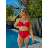 Conjunto de bikini amarillo liso de tiro medio, compuesto por un corpiño con aro y tirantes regulables, y una bombacha tipo culotte de cobertura media.