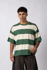 Remera de tejido de punto con diseño de rayas horizontales anchas en color verde y crema, de corte oversize y cuello redondo.