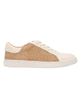 Zapatillas urbanas Hush Puppies modelo Merano, combinan cuero sintético color crema con paneles laterales de tejido tipo rafia. Presentan suela de goma blanca con tecnología Flex para mayor comodidad y cordones al tono.