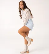 Bota de cuero vacuno color marrón con cierre lateral, taco de madera de 7cm y caña de 19cm.