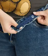 Pantalón de jean azul de corte barrel, con pences delanteros, cintura con trabillas, cierre tradicional y terminación deshilachada.