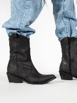 Bota texana negra de cuero con caña media, punta fina y taco bajo.