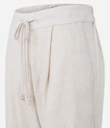 Pantalón fluido Marfinno modelo pijama, color blanco, confeccionado en viscolino. Cuenta con cintura elástica en la espalda, lazo de ajuste, pliegues frontales y bolsillos laterales.