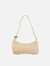 Bolso tipo baguette Jacquemus modelo Le Bisou Perle, de cuero con efecto cocodrilo en color beige. Presenta una correa delgada ajustable con dos esferas metálicas doradas decorativas y el logotipo de la marca en letras doradas en el frente.