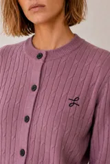 Cardigan de punto con diseño de ochos, color rojo, cuello redondo y cierre frontal con botones. Cuenta con manga larga y detalle bordado en el pecho.