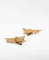 Aros grandes de metal dorado con diseño geométrico triangular y textura arrugada con pliegues superpuestos.