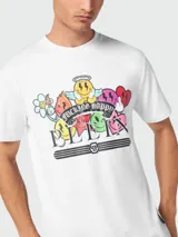 Camiseta blanca de algodón con cuello redondo y manga corta. Estampado frontal con diseño de personajes sonrientes y texto "Fucking Happy Plein".