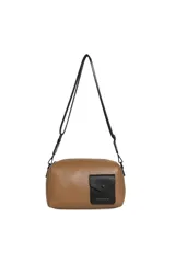 Cartera bandolera de cuero sintético color beige, con bolsillo frontal negro con solapa y cierre de botón a presión, marca Oreiro Love. Incluye correa ajustable y desmontable en color negro.