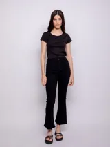 Pantalón oxford negro de algodón y elastano, con cinco bolsillos, cierre y botón metálico.