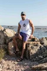 Gorra gris con visera, de algodón, con parche bordado con motivos playeros.