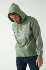 Buzo canguro de felpa color verde militar con estampado en la espalda con el logo de la marca Brookfield. Tiene capucha con cordones ajustables y bolsillo canguro.