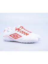 Championes de fútbol Umbro modelo Classico III TF, diseñados para césped sintético. Presentan un diseño en color blanco con detalles en verde neón en el logo lateral, interior y suela.