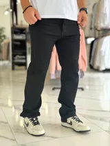 Pantalón de jean azul de corte recto y clásico, con bolsillos laterales y traseros.