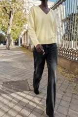 Jersey de punto amarillo claro confeccionado con mezcla de lana, con escote en V y manga larga.