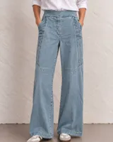 Pantalón de denim azul oscuro con cintura elástica y cordón ajustable, bolsillos frontales aplicados y corte recto.