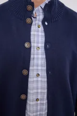 Cardigan de tejido de punto color azul piedra melange, con cuello mao y cierre frontal de botones.