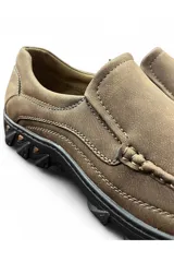Mocasín de hombre estilo casual, color gris, confeccionado en material sintético con costuras blancas visibles y suela robusta de goma.